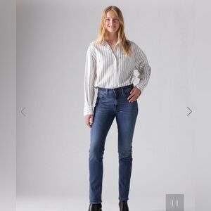 Levi’s 724 High Rise Straight Crop Jeans in Dark Blue 24 Like New